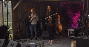 Fra dne årlige konserten på Tollevshauge, her med Marie Klåpbakken (2015).
